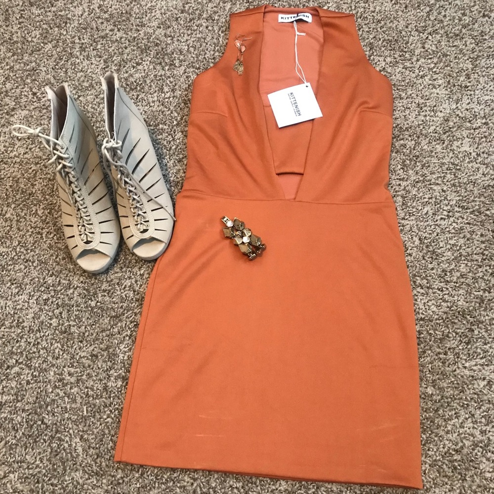 Kittenish cocktail dress with cut out tummy area